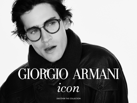 Armani model med briller
