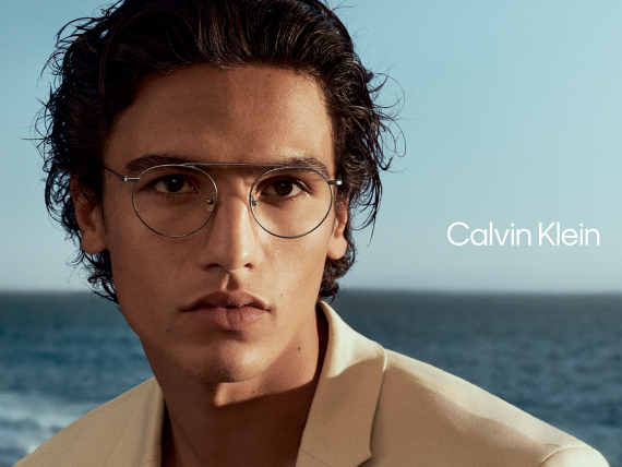 calvin klein model med briller