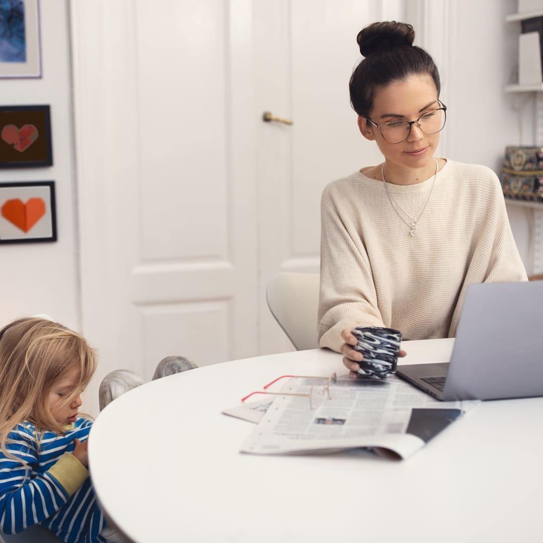 briller foran skjerm