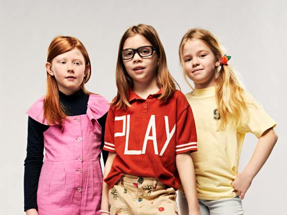 barn i fotbollsglasögon