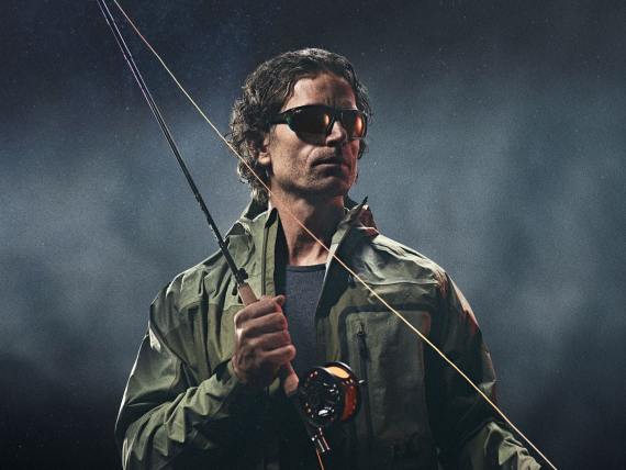 man i fiskeglasögon som håller ett fiskespö