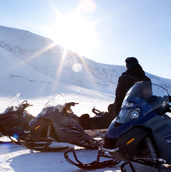 skoter med fjäll i bakgrunden