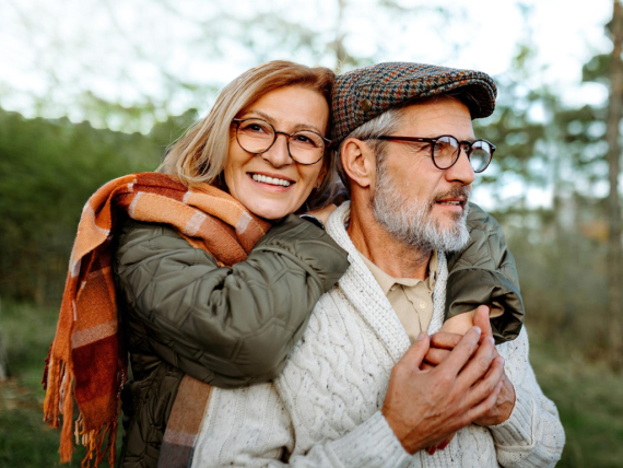 Dame holder om sin mand ude i naturen