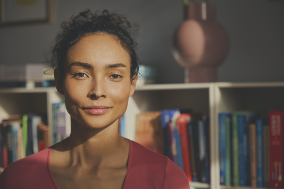 Kvinde tager kontaktlinser i foran spejl