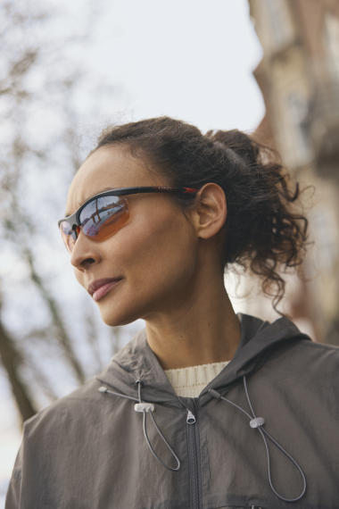 Kvinde med løbebriller