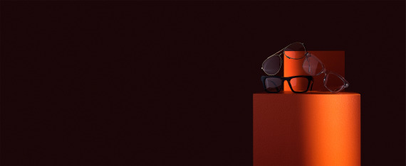 Musta tausta ja leikattuja kuvia aurinkolaseista