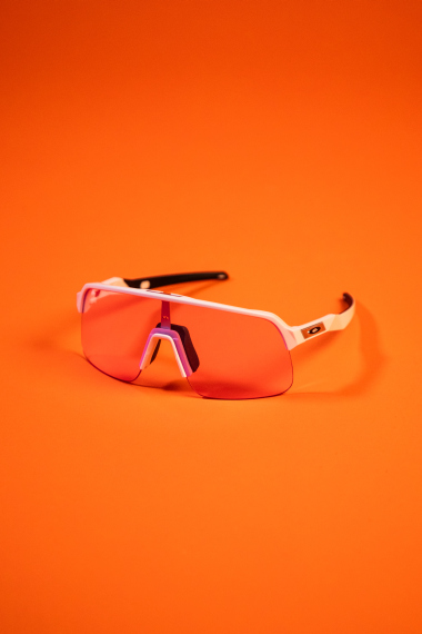 Urheilulasit oranssia taustaa vasten