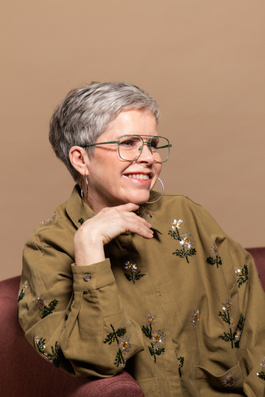 Mies ja nainen selät vastakkain. Molemmilla on silmälasit.