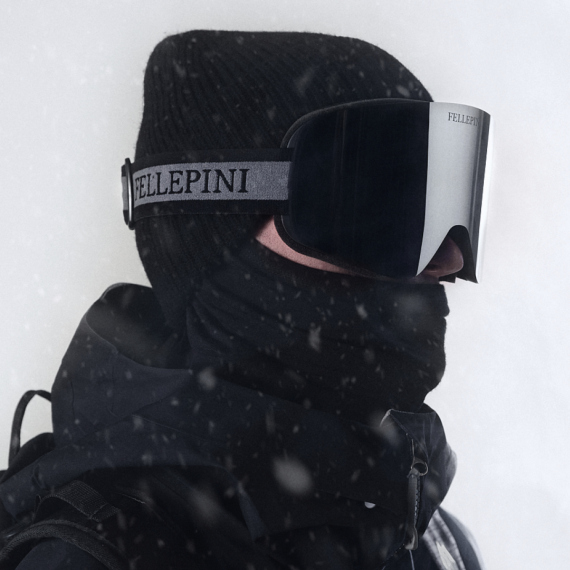 Mann med Fellepini skibriller