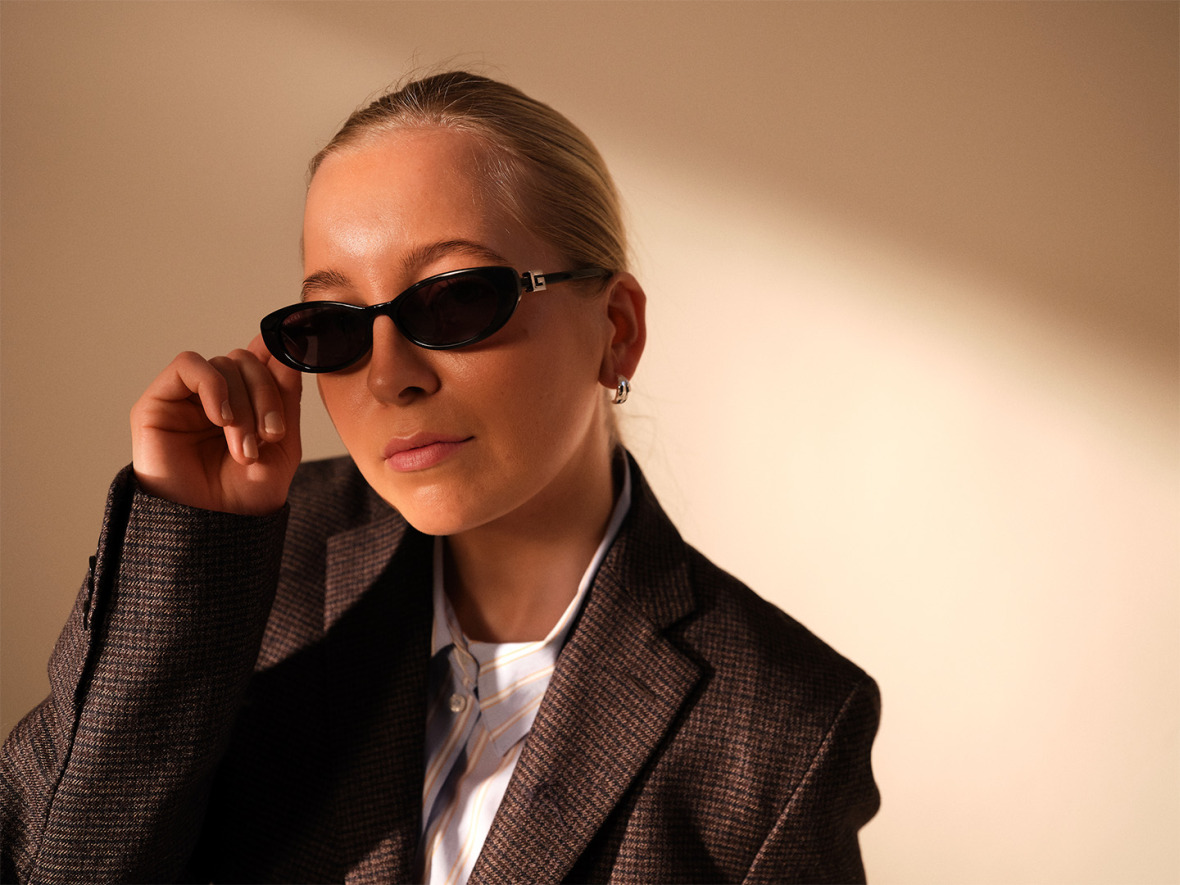 En kvinna som bär solglasögon.