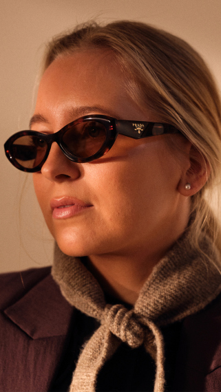 tjej med solglasögon från prada