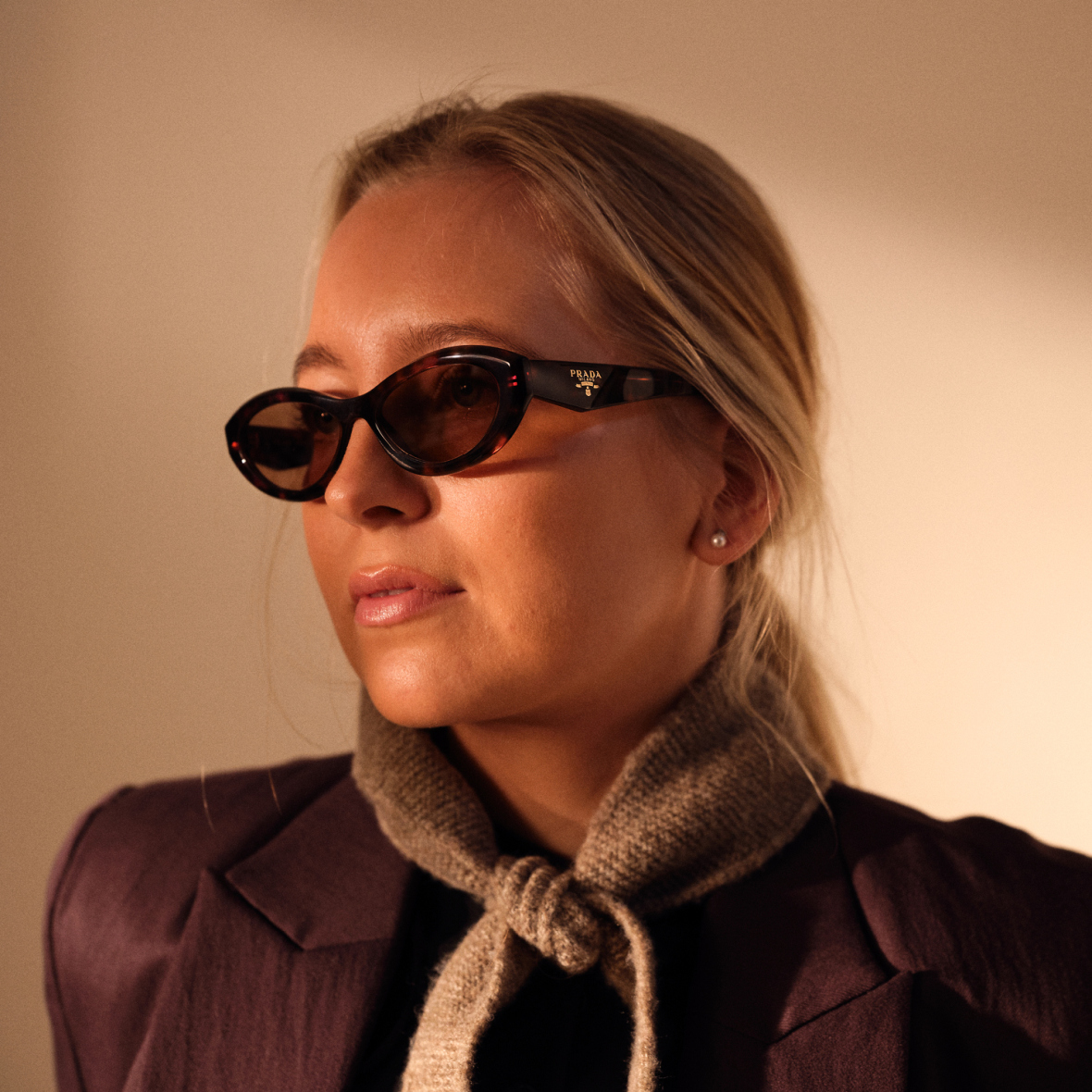 jente med solbriller fra Prara