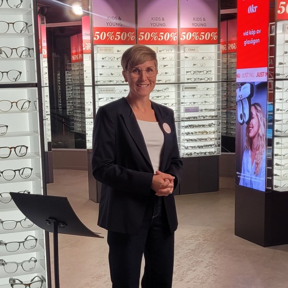 Rådgivare från Synsam hjälper en kund