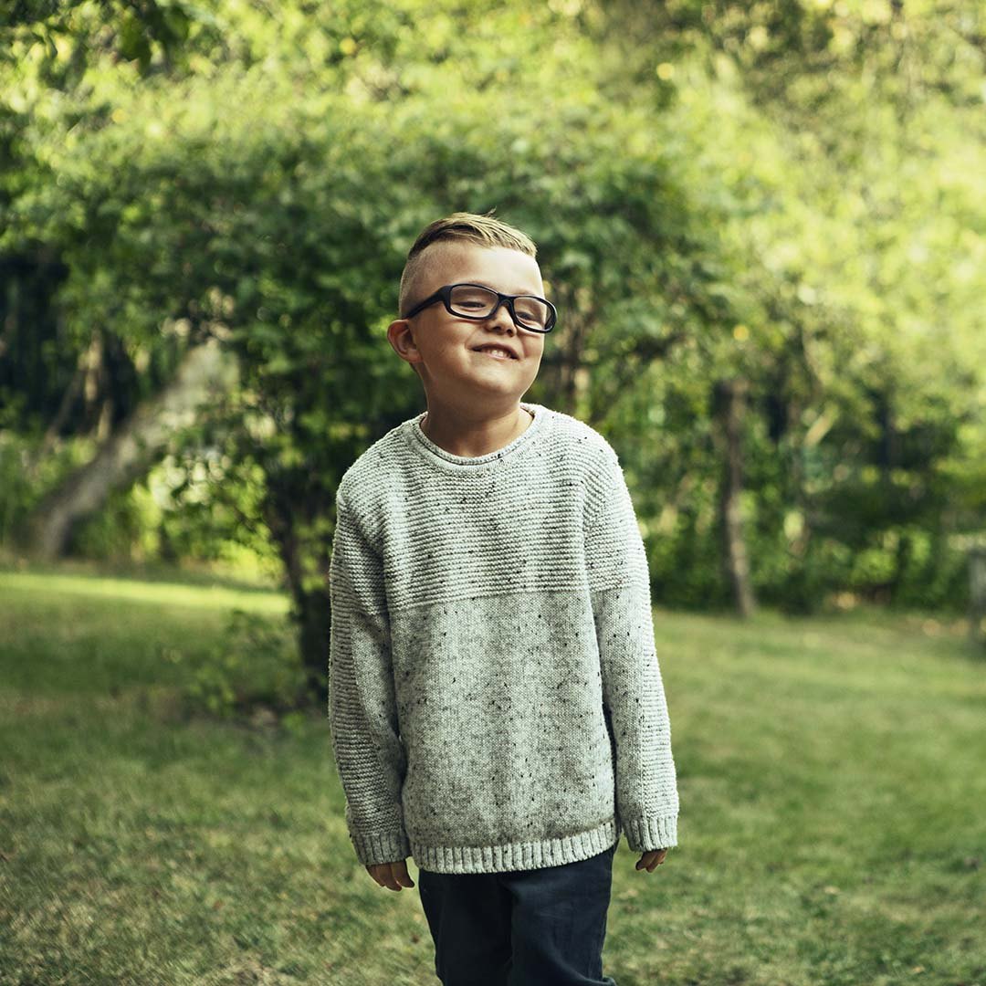 Kille på gräsmatta.