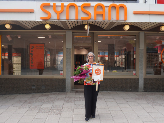 Kvinna utanför Synsambutik i Bollnäs