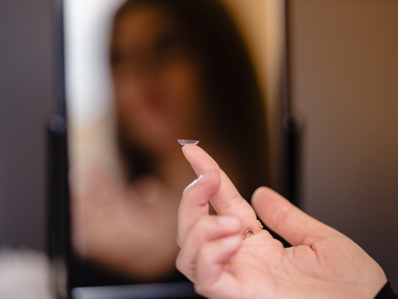 Kvinna som sätter i linser