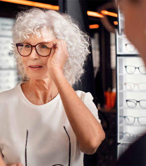 Seniorkvinna som provar glasögon