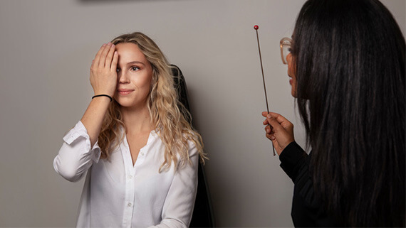 Mand får taget synsprøve